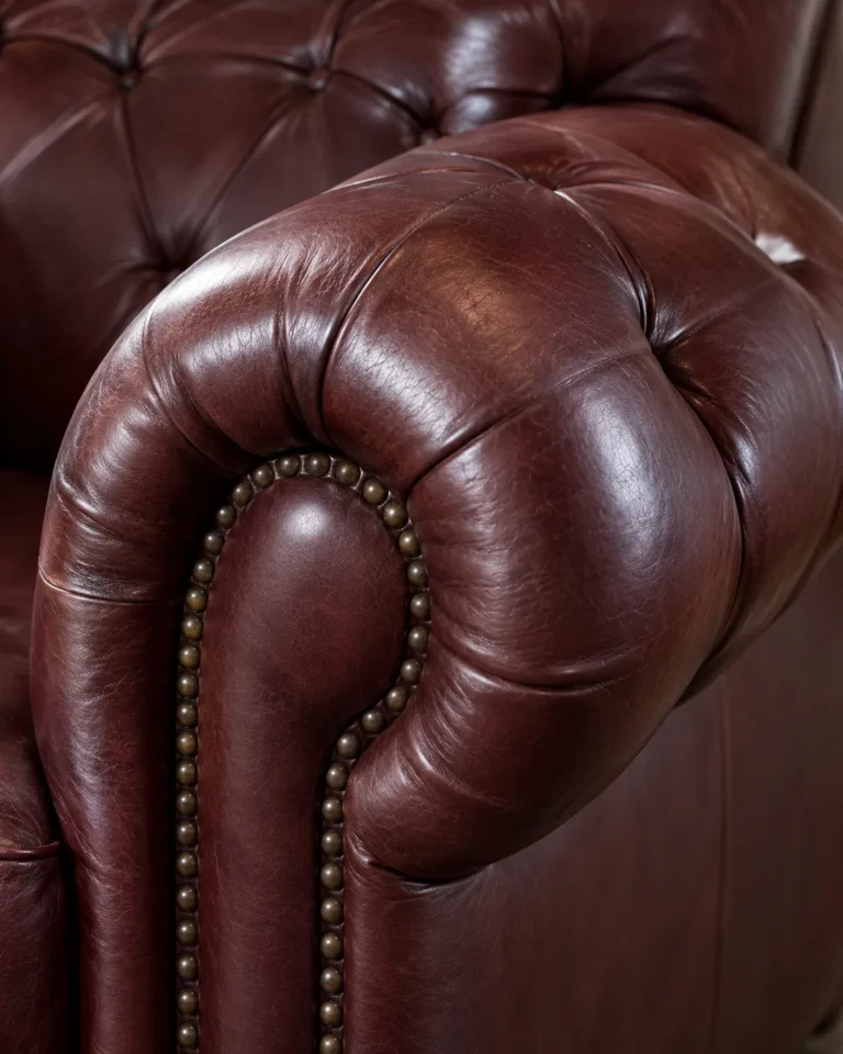 Tufted arm in leather