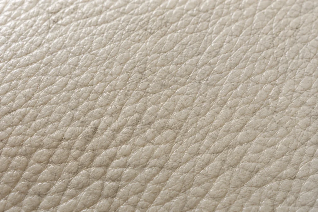 Dirty leather: grey in the grain
